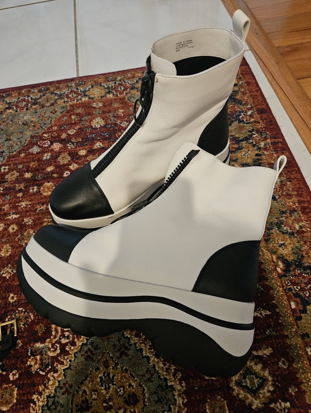 Michael Kors Collectio Two-Tone White and Black Platform Zip Ankle Boots. Sz 8 - Picture 4 of 4